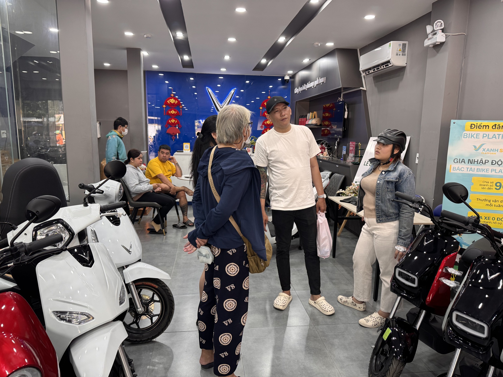 Đua nhau đổi xe máy điện, tài xế công nghệ phải chờ vài tuần mới được nhận xe - Ảnh 2