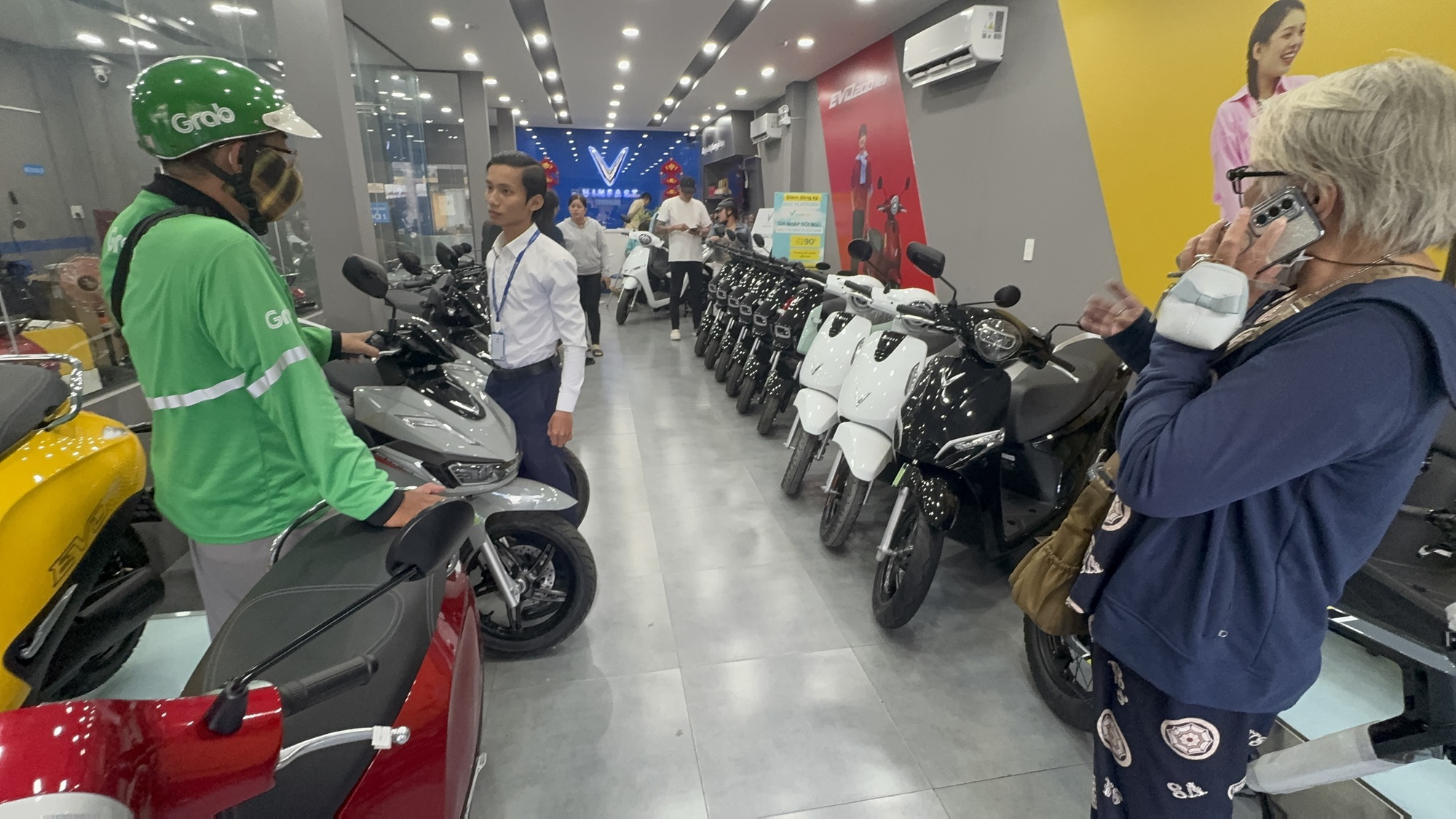 Đua nhau đổi xe máy điện, tài xế công nghệ phải chờ vài tuần mới được nhận xe - Ảnh 1