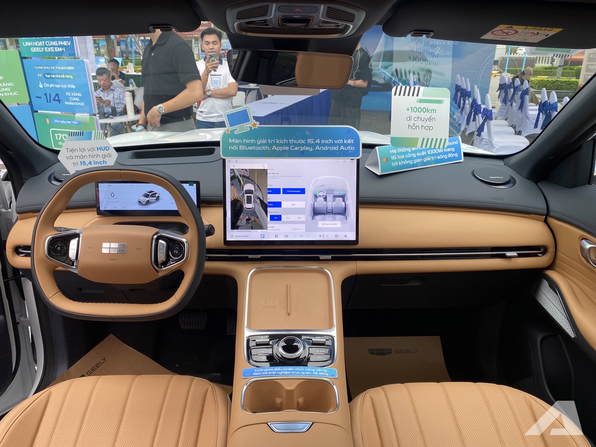 Chi Pu tặng bố chiếc Geely EX5 bản PHEV kèm lời nhắn xúc động - Ảnh 4