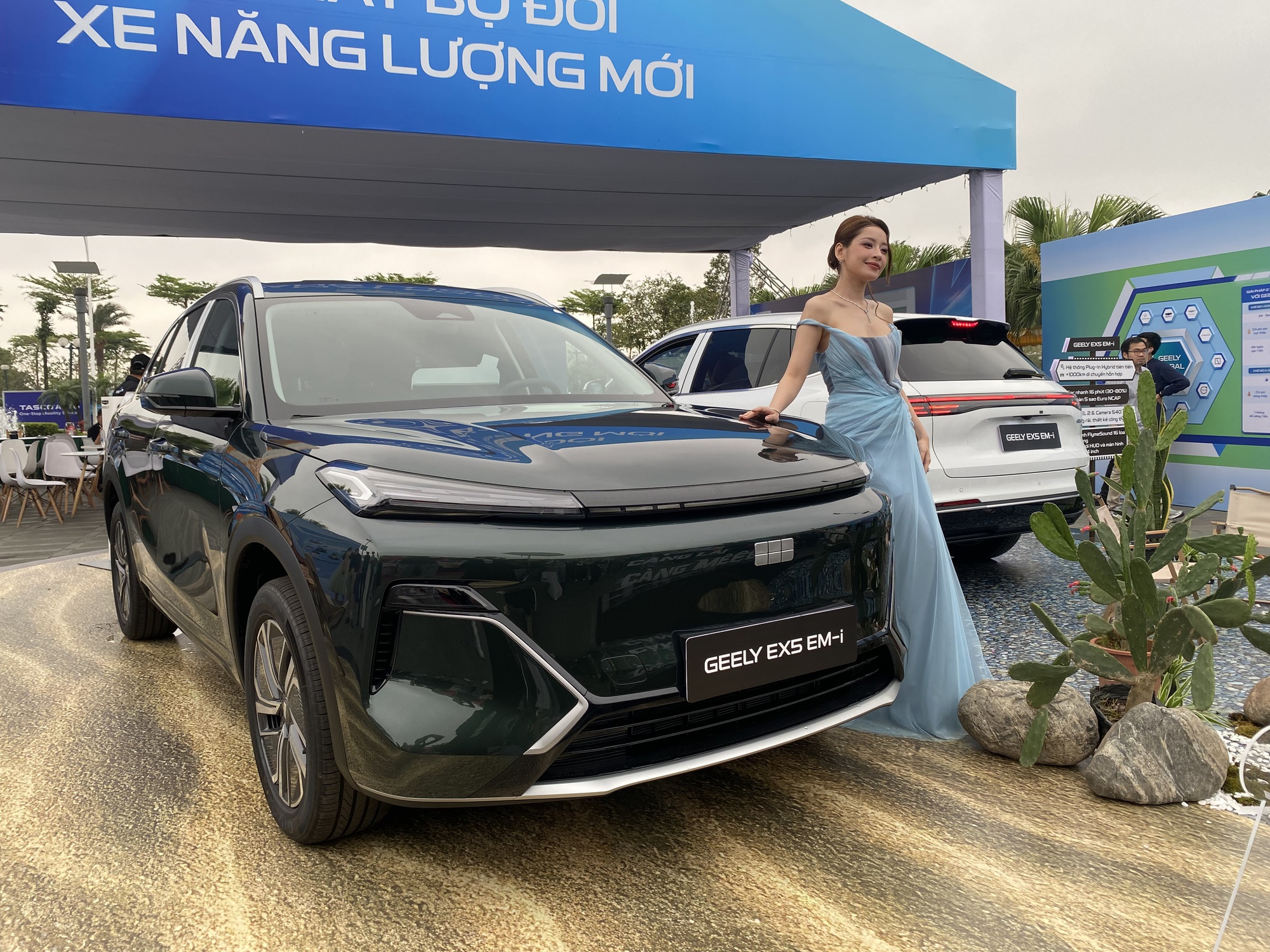 Chi Pu tặng bố chiếc Geely EX5 bản PHEV kèm lời nhắn xúc động - Ảnh 3