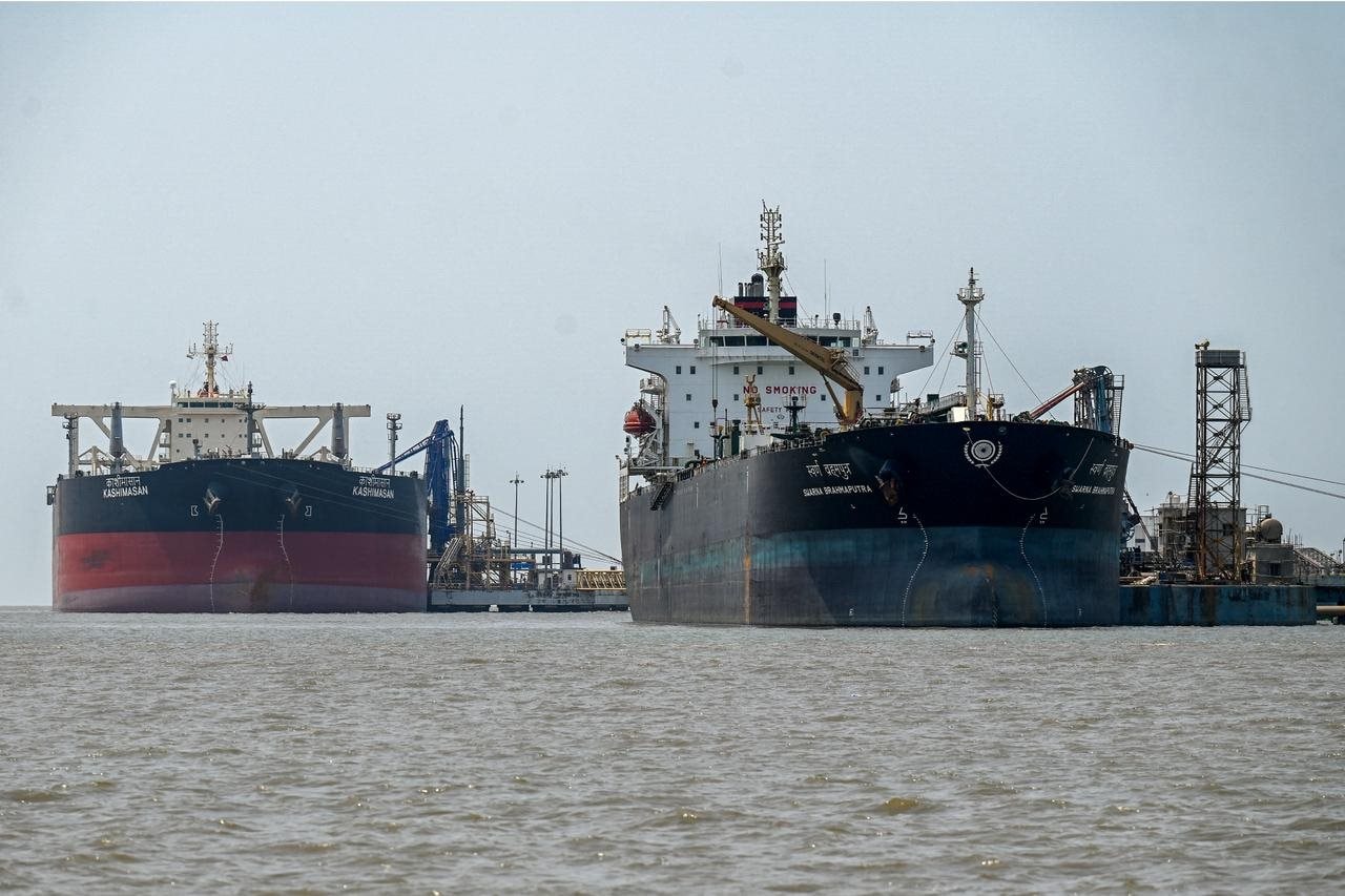 Để mua 2 triệu thùng dầu Iran dễ dàng, nền nước láng giềng của Trung Quốc phải 'nhờ' tới Bắc Kinh - Ảnh 1