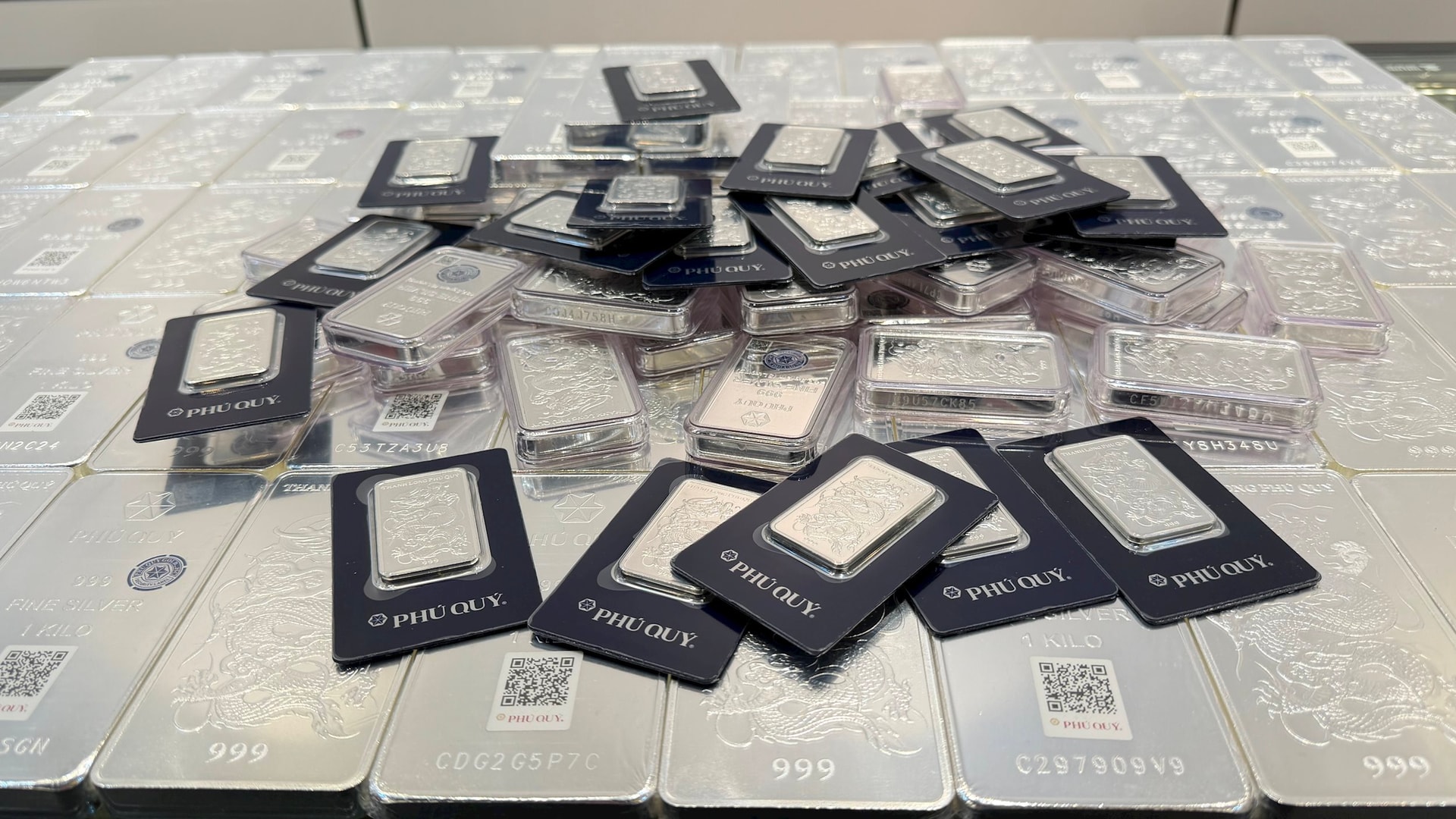 Giá bạc lại mất mốc 80 triệu đồng/kg - Ảnh 1