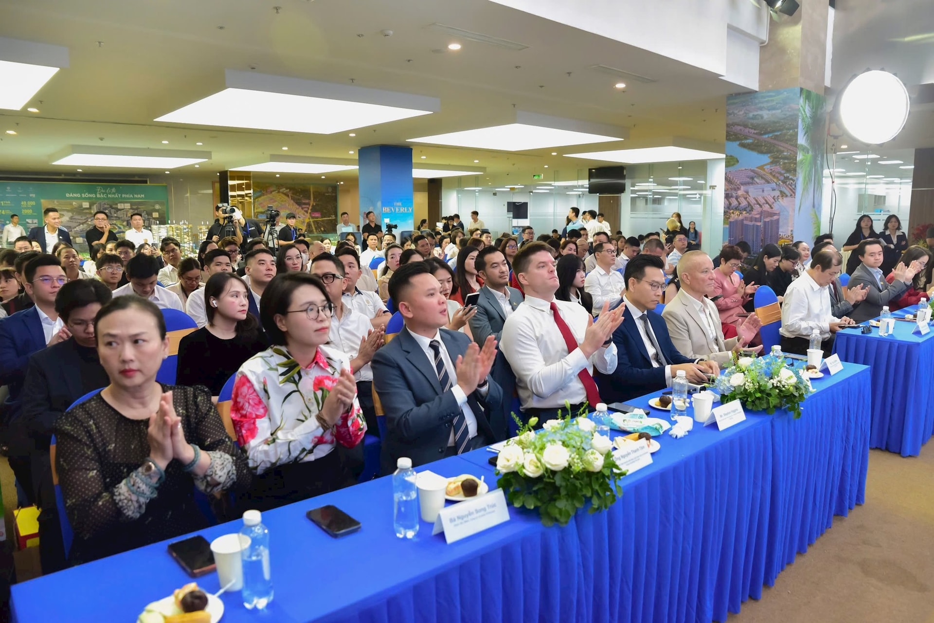 Việt Nam chuyển mình thành “điểm đến đầu tư toàn diện”, bất động sản hưởng lợi lớn - Ảnh 2