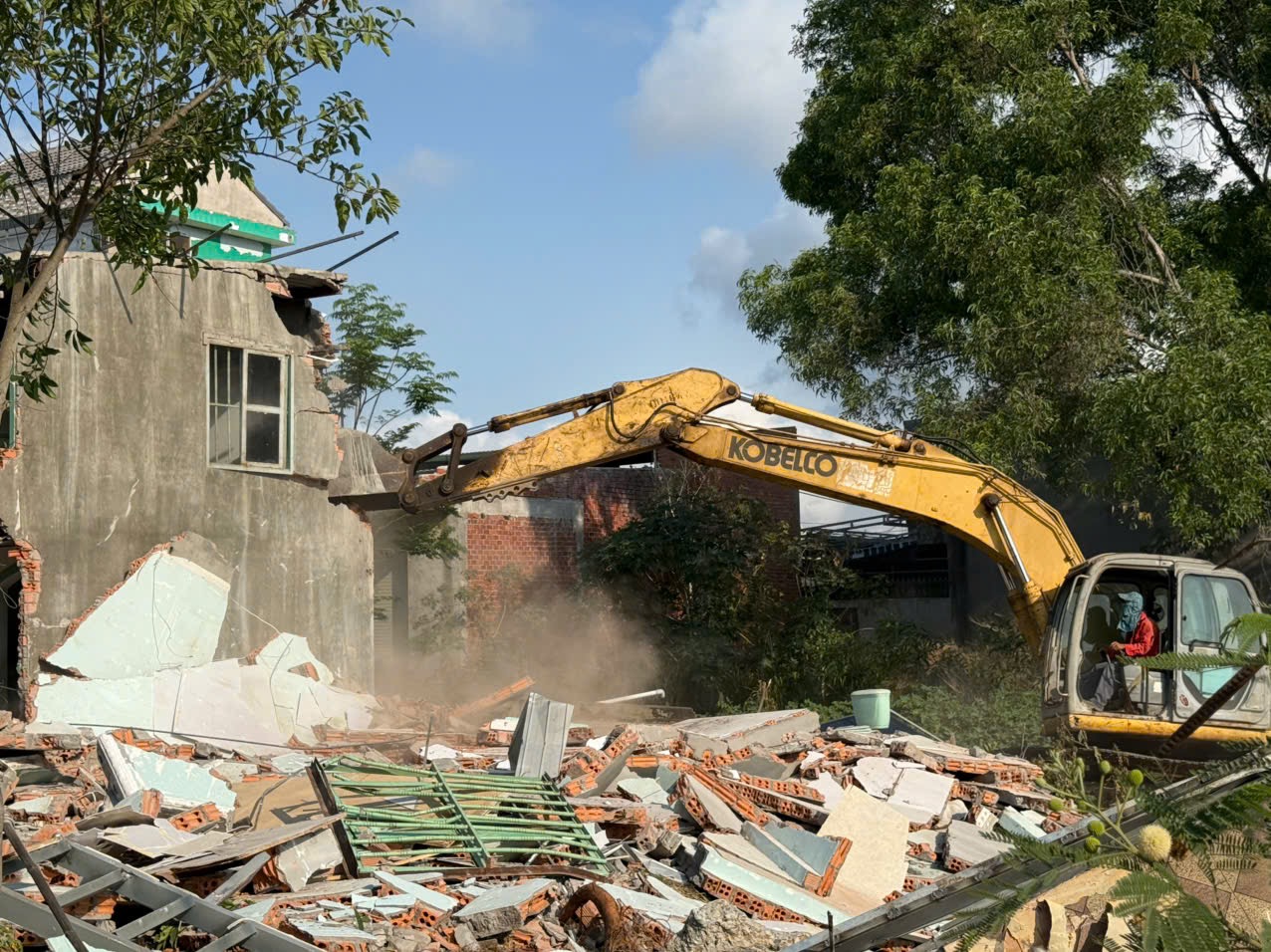 Cưỡng chế 9 trường hợp, bàn giao mặt bằng dự án đường trục chính Vũng Tàu - Ảnh 2