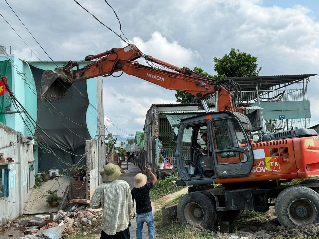 Cưỡng chế 9 trường hợp, bàn giao mặt bằng dự án đường trục chính Vũng Tàu - Ảnh 1