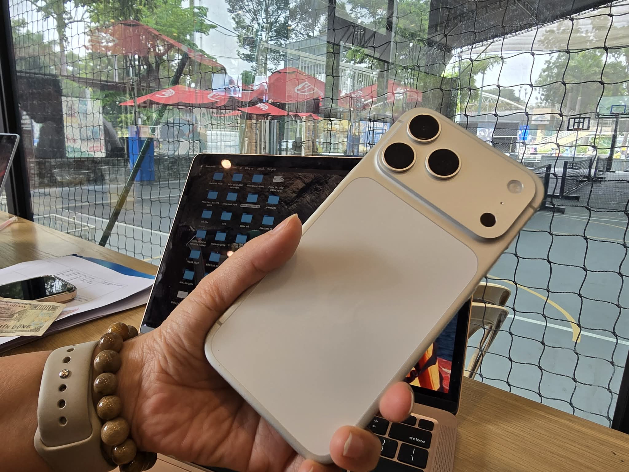 Góc cảnh giác: Đang yên đang lành bỗng dưng "trúng iPhone" - Ảnh 1