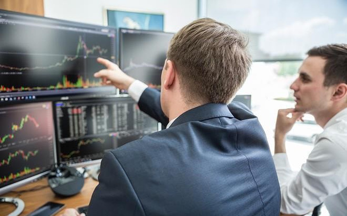 Phiên 16/4: Khối ngoại tiếp tục bán ròng nghìn tỷ, ngược chiều gom mạnh hai cổ phiếu VN30