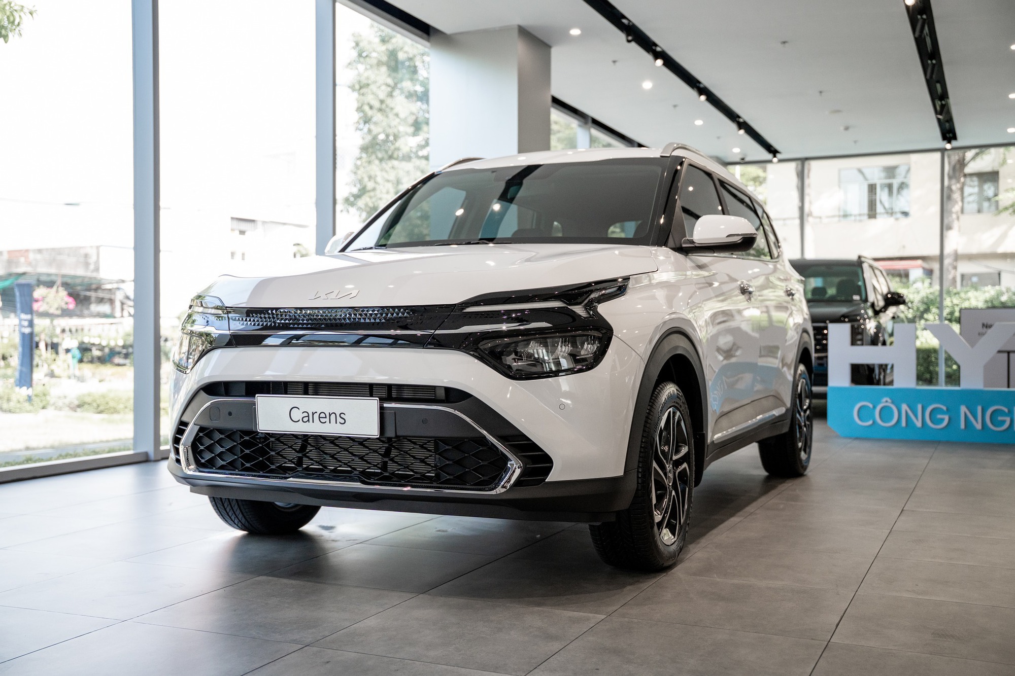 Hàng loạt MPV đua giảm giá, có mẫu ưu đãi tới cả trăm triệu, lăn bánh chỉ như giá niêm yết - Ảnh 15