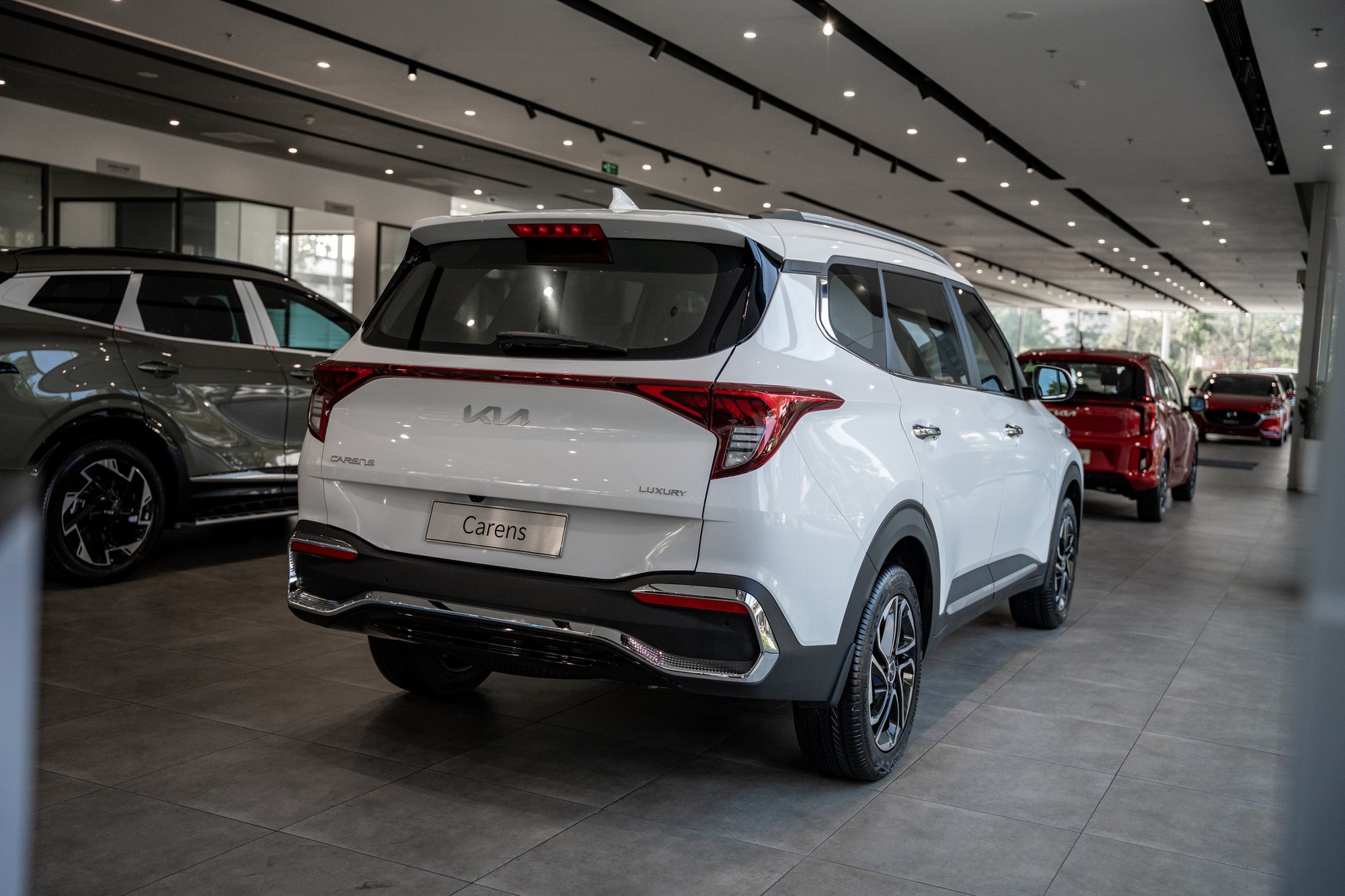 Hàng loạt MPV đua giảm giá, có mẫu ưu đãi tới cả trăm triệu, lăn bánh chỉ như giá niêm yết - Ảnh 16