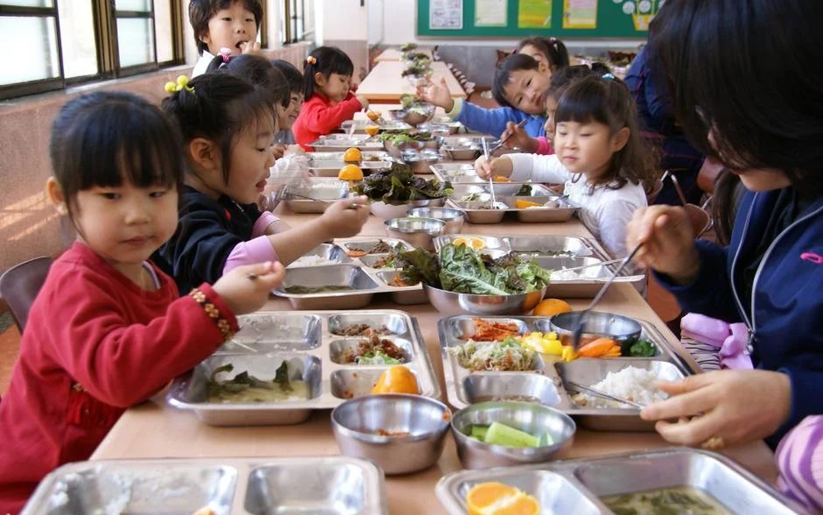 Bữa ăn bán trú tại một quốc gia châu Á khiến 9 triệu người phát cuồng: Khay ăn có tới 7 ngăn, nhà nước trợ giá tới 80%, giáo viên dinh dưỡng lên thực đơn hàng ngày