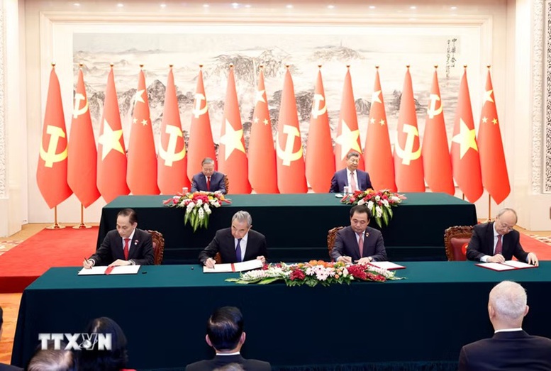 Việt Nam, Trung Quốc ký 32 văn kiện hợp tác trên nhiều lĩnh vực - Ảnh 1