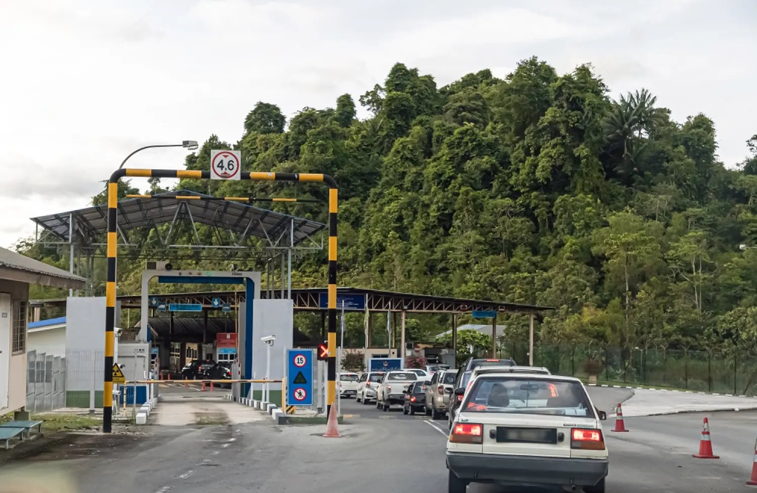 Xe phải đổ gần đầy bình xăng dầu mới được nhập cảnh nước láng giềng của Việt Nam - Ảnh 1