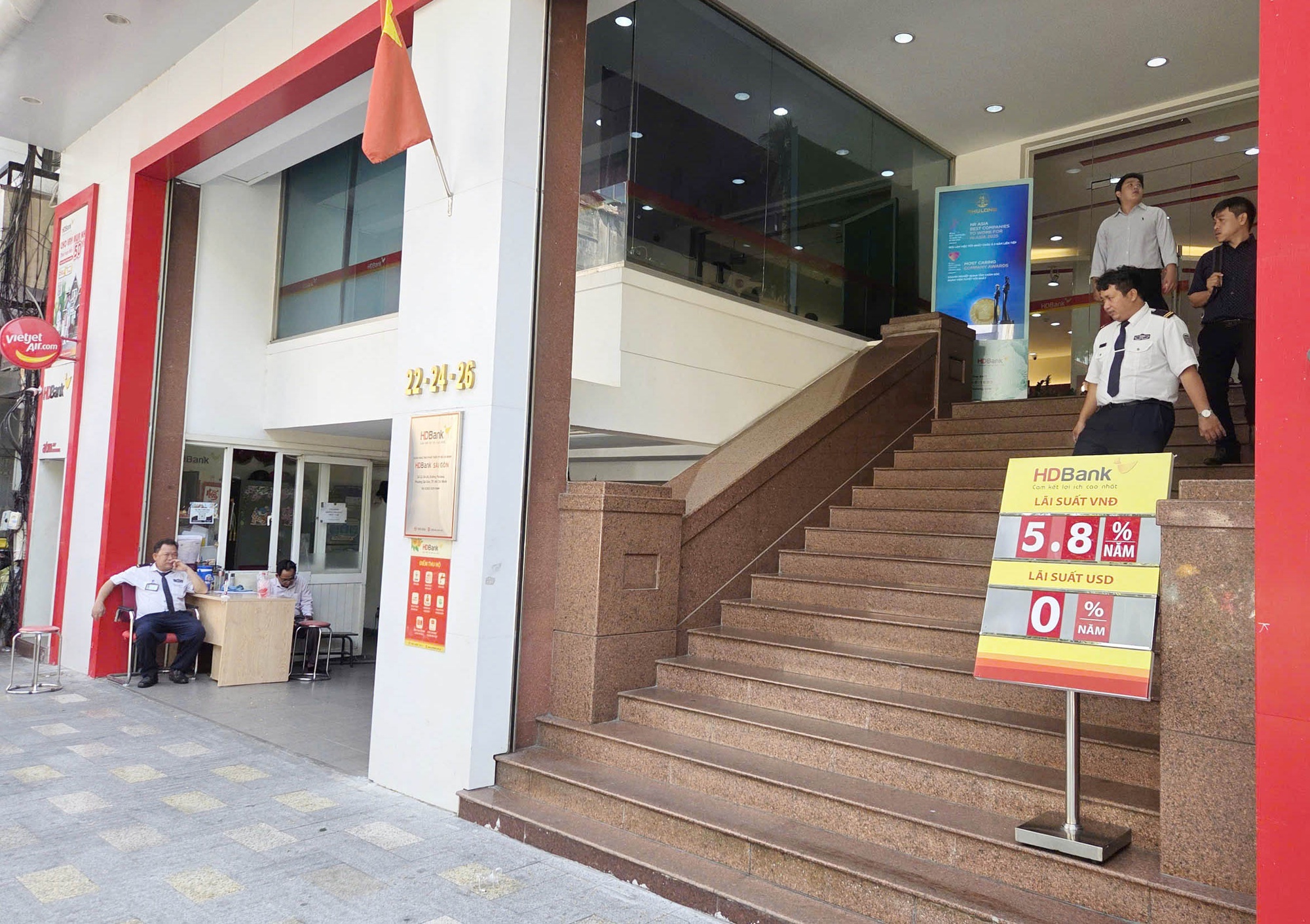 Người dân tăng cường gửi tiết kiệm ngân hàng - Ảnh 1