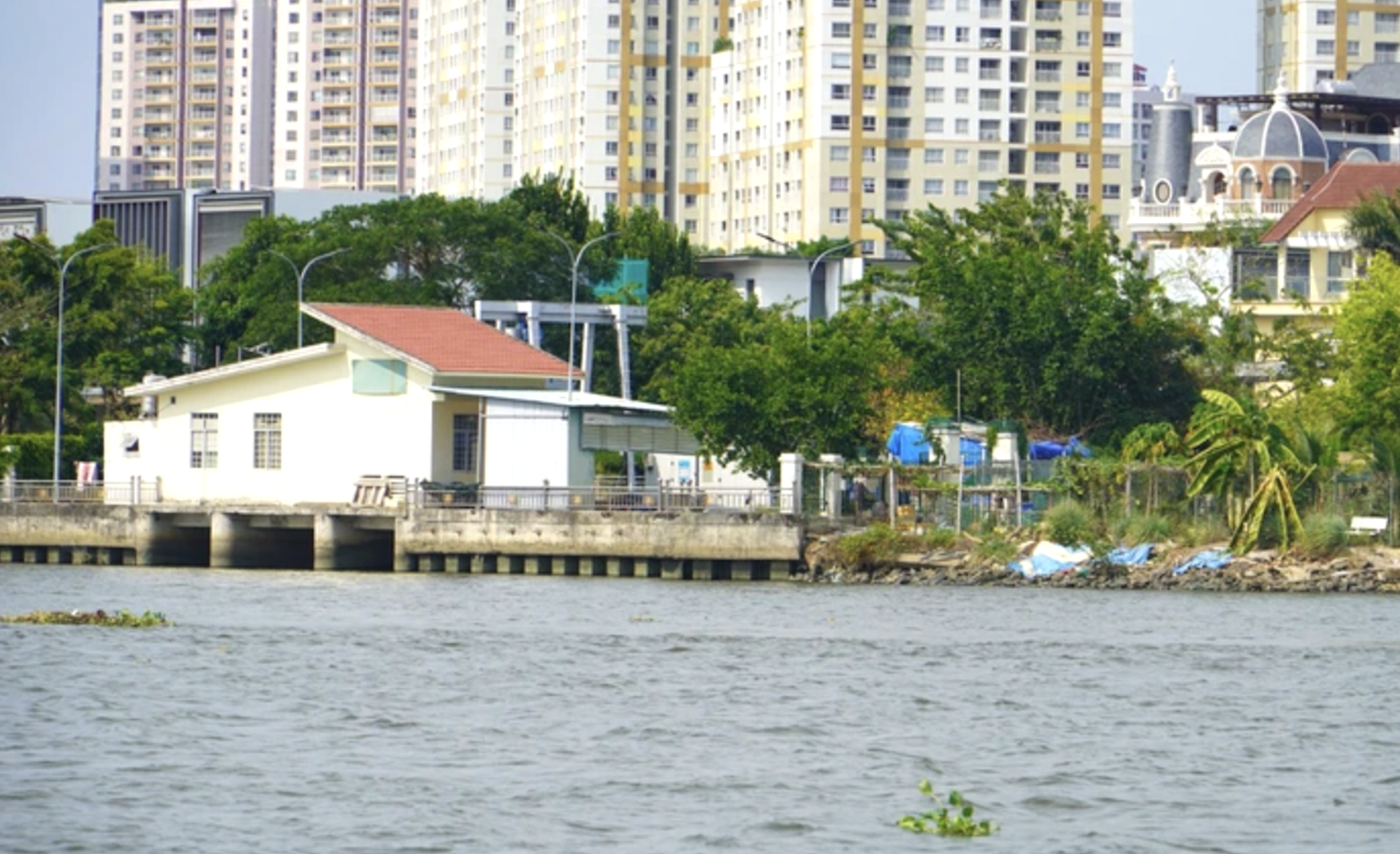 TPHCM: 99 công trình xây dựng lấn chiếm sông, kênh rạch - Ảnh 1