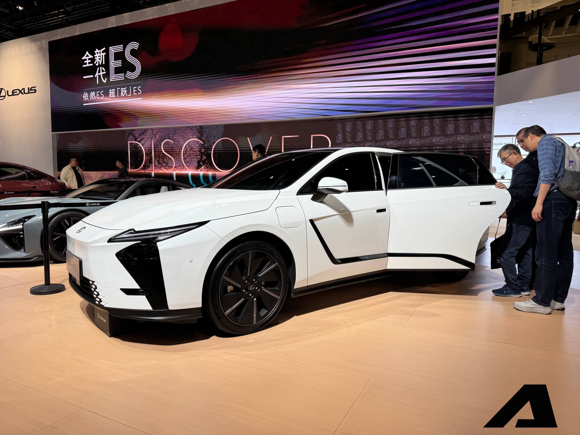 Xem trước Lexus ES 500e sắp ra mắt Việt Nam: Sedan thuần điện đi hơn 600 km/sạc, trang bị hàng ghế sau dễ ghi điểm đại gia Việt - Ảnh 1