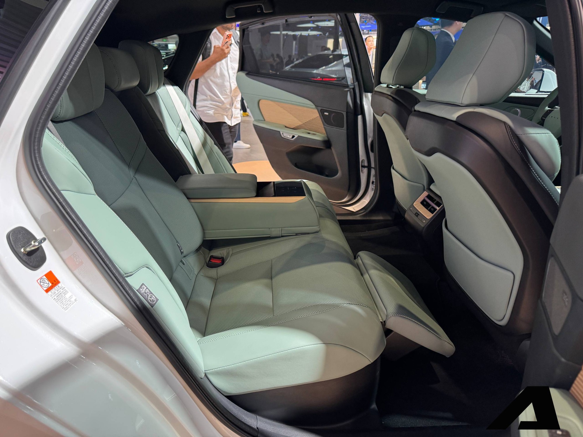 Xem trước Lexus ES 500e sắp ra mắt Việt Nam: Sedan thuần điện đi hơn 600 km/sạc, trang bị hàng ghế sau dễ ghi điểm đại gia Việt - Ảnh 4