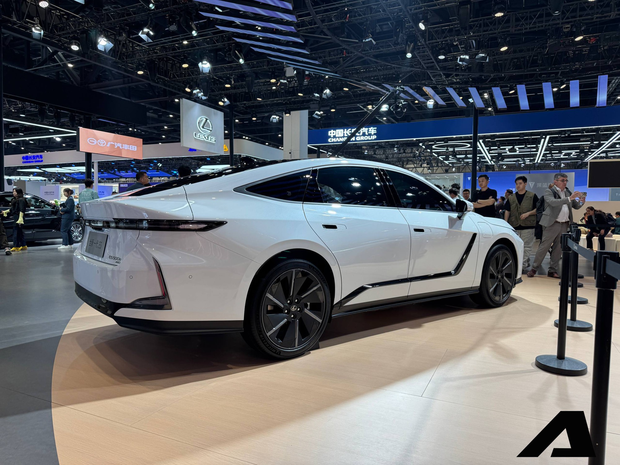 Xem trước Lexus ES 500e sắp ra mắt Việt Nam: Sedan thuần điện đi hơn 600 km/sạc, trang bị hàng ghế sau dễ ghi điểm đại gia Việt - Ảnh 2