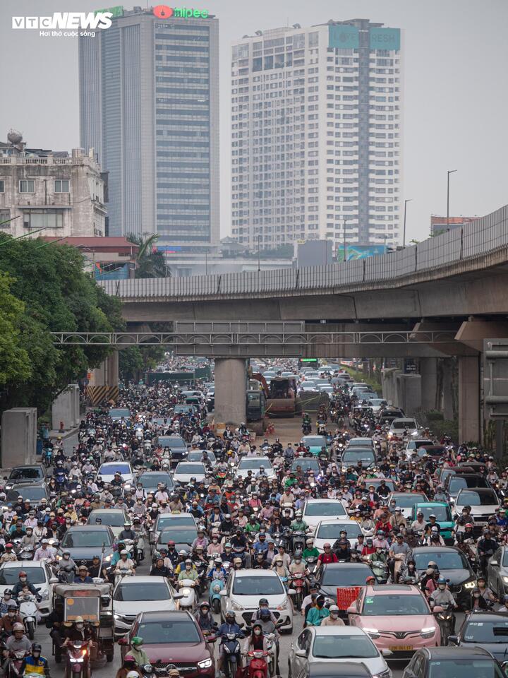 Phố trung tâm Hà Nội bị đào xới: Hệ quả của việc hạ tầng 'chạy sau' phát triển đô thị - Ảnh 2