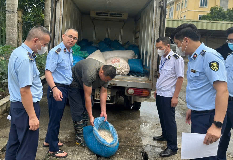 Kiểm tra bất ngờ một loạt tiểu thương: Tịch thu hàng nghìn tấn sản phẩm sai phạm, có người bị phạt 125 triệu đồng - Ảnh 1