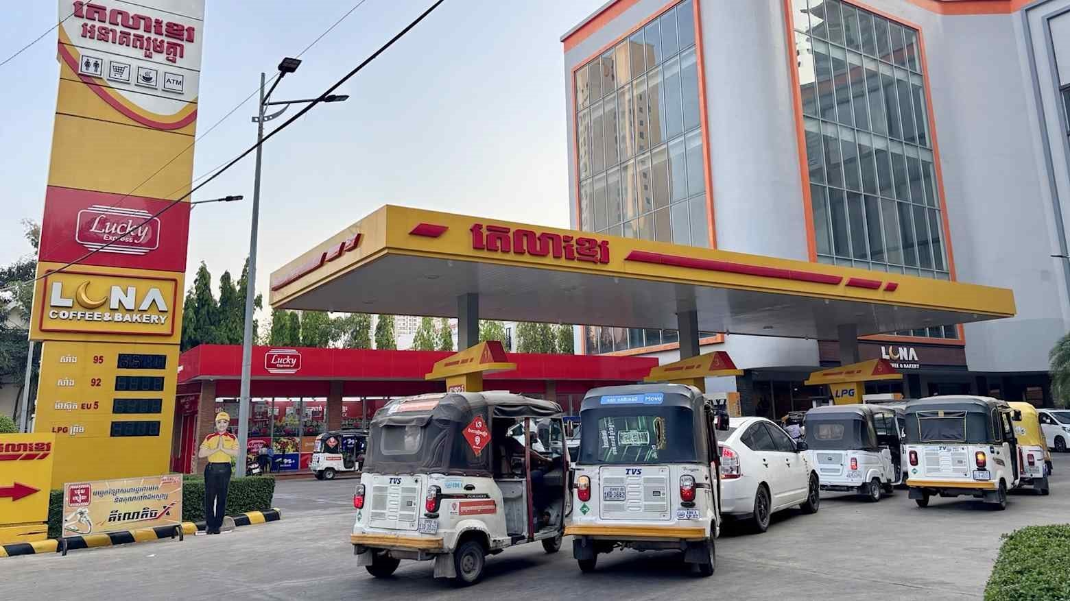 Giá nhiên liệu tại Campuchia tăng gấp đôi, hiện vượt 53.000 đồng/lít - Ảnh 1