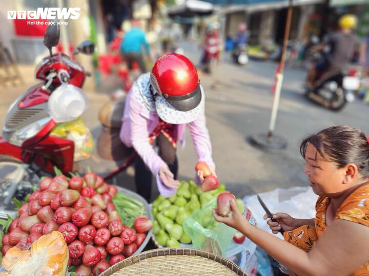 3-4 trái mận hồng giá 200.000 đồng, khách vẫn xuống tiền mua - Ảnh 3