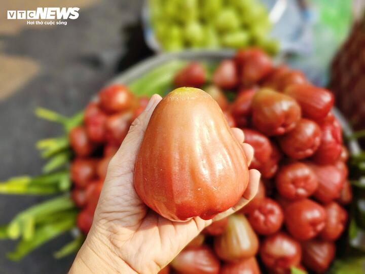 3-4 trái mận hồng giá 200.000 đồng, khách vẫn xuống tiền mua - Ảnh 4