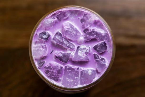 Các chuỗi đồ uống toàn cầu chạy đua thử nghiệm 'matcha mới': Màu tím, ‘ăn ảnh’ mạng xã hội và là nguyên liệu quen thuộc tại Việt Nam - Ảnh 1