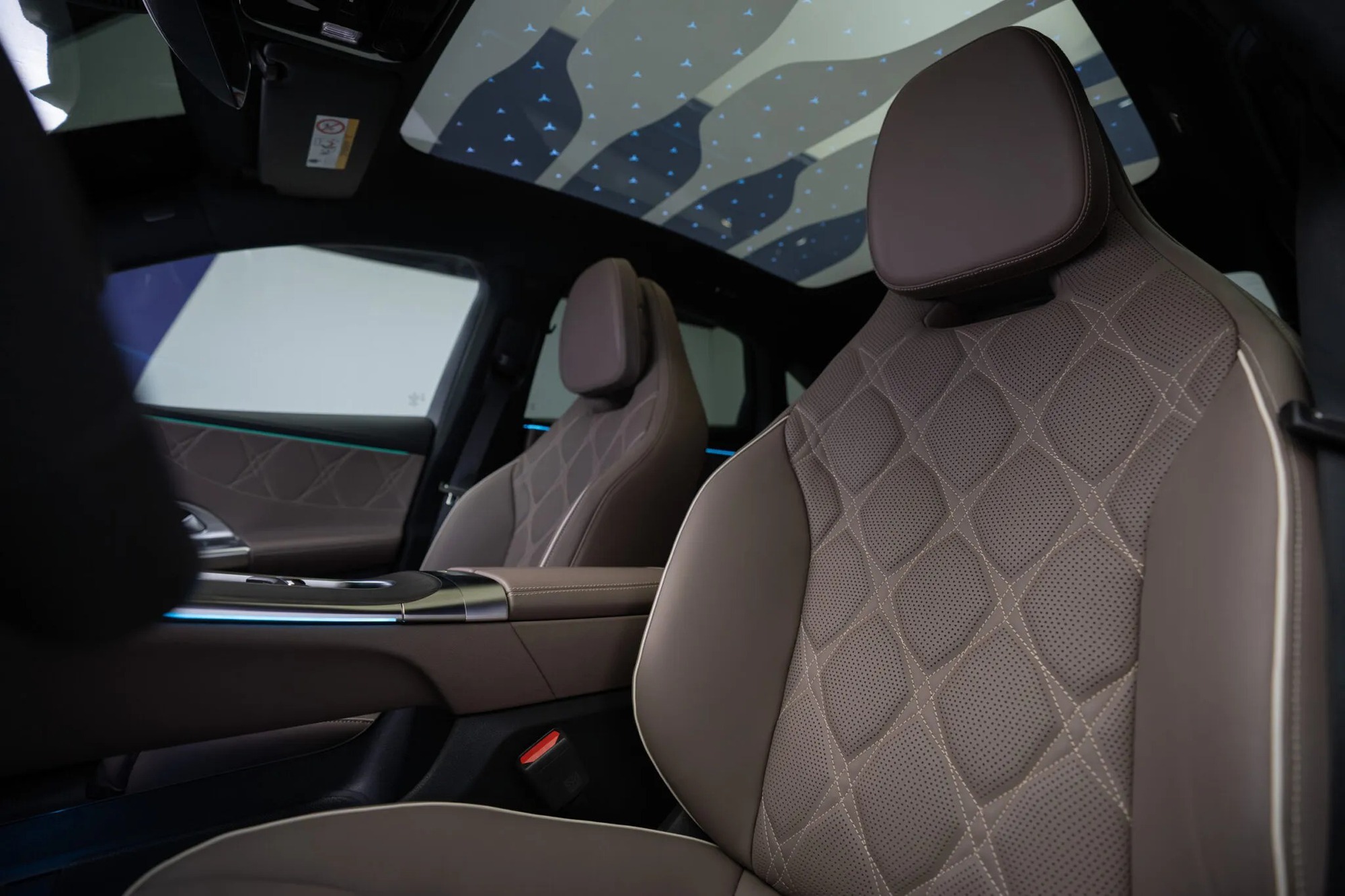 Mercedes-Benz chính thức trình làng C-Class bản EV, 1 lần sạc đi được từ Hà Nội đến Đà Nẵng - Ảnh 8