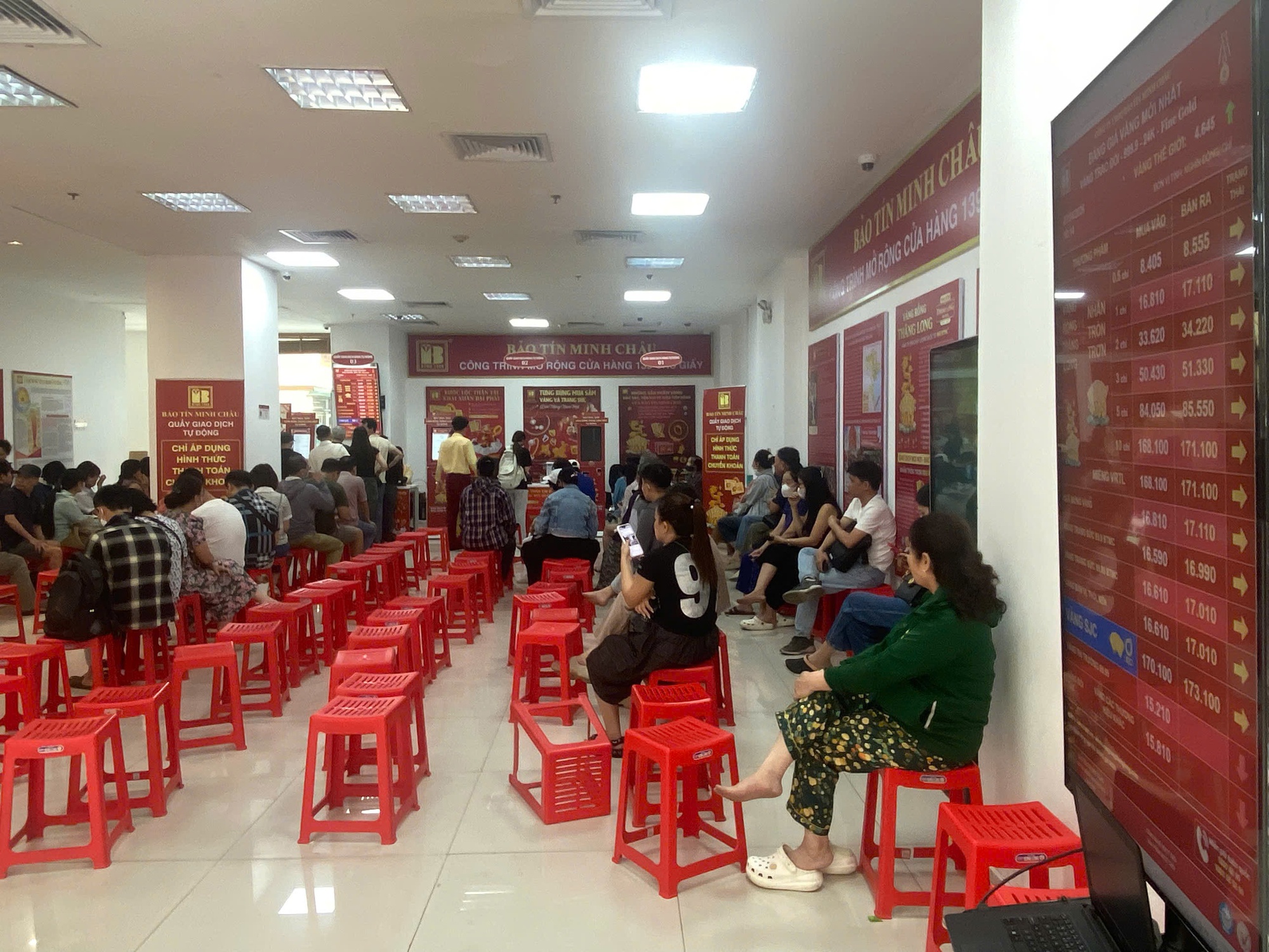 Sau khi ông Vũ Minh Châu bị khởi tố, Bảo Tín Minh Châu hoạt động mua - bán vàng thế nào? - Ảnh 3