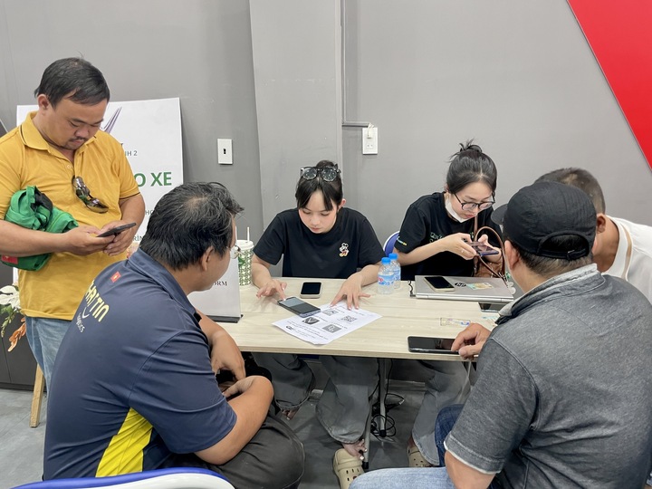 Khách TP.HCM nườm nượp mua xe điện, sẵn sàng cọc trước giữ chỗ vì đại lý hết xe - Ảnh 1