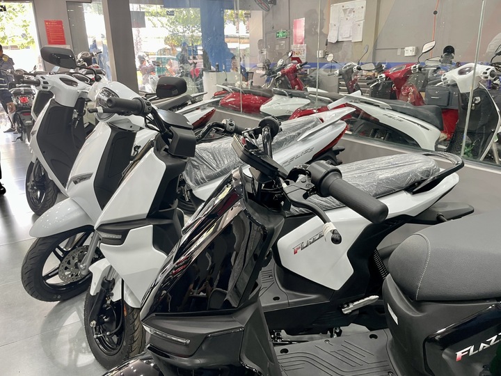 Khách TP.HCM nườm nượp mua xe điện, sẵn sàng cọc trước giữ chỗ vì đại lý hết xe - Ảnh 2