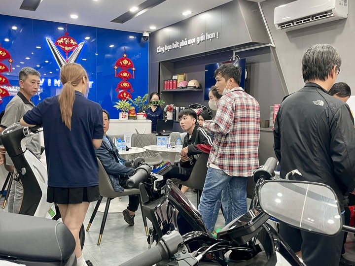 Khách TP.HCM nườm nượp mua xe điện, sẵn sàng cọc trước giữ chỗ vì đại lý hết xe - Ảnh 4
