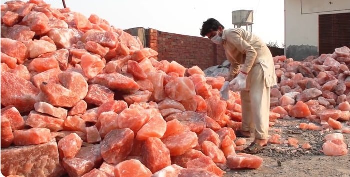 Một loại muối từ Himalaya được cả thế giới săn đón - xem cách khai thác mà nhiều người không tin vào mắt mình - Ảnh 3