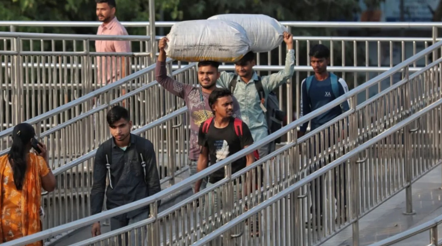 Cảnh tượng như thời Covid-19 bao trùm lên Ấn Độ, hàng trăm nghìn người đổ về các nhà ga, rời thành phố - Ảnh 5