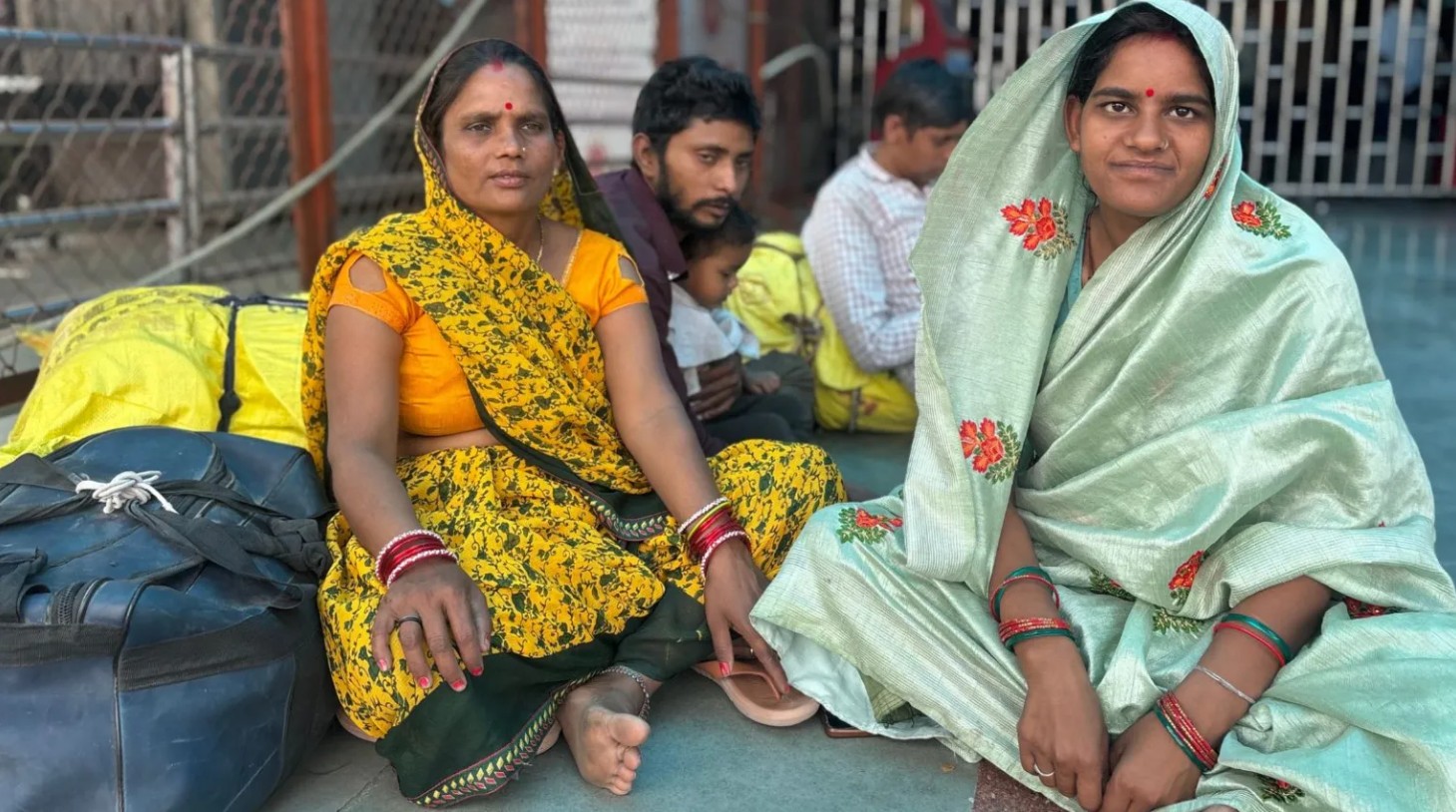 Cảnh tượng như thời Covid-19 bao trùm lên Ấn Độ, hàng trăm nghìn người đổ về các nhà ga, rời thành phố - Ảnh 6