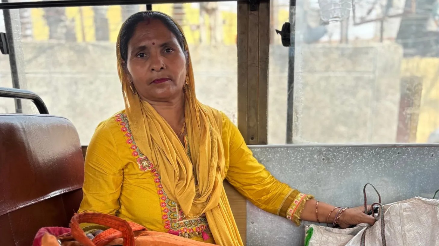 Cảnh tượng như thời Covid-19 bao trùm lên Ấn Độ, hàng trăm nghìn người đổ về các nhà ga, rời thành phố - Ảnh 2