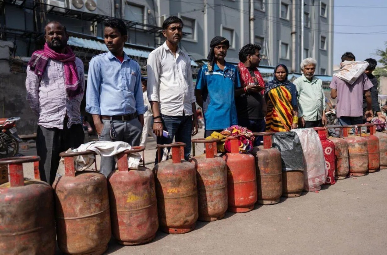 Cảnh tượng như thời Covid-19 bao trùm lên Ấn Độ, hàng trăm nghìn người đổ về các nhà ga, rời thành phố - Ảnh 4