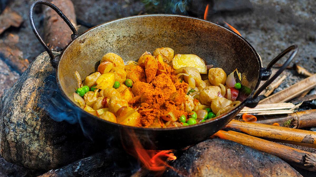 Cảnh tượng chưa từng thấy ở Ấn Độ: Khắp đường phố "xuyên không" về thời đồ đá, người dân phải dùng nguyên liệu thô sơ nhất để nấu ăn - Ảnh 1