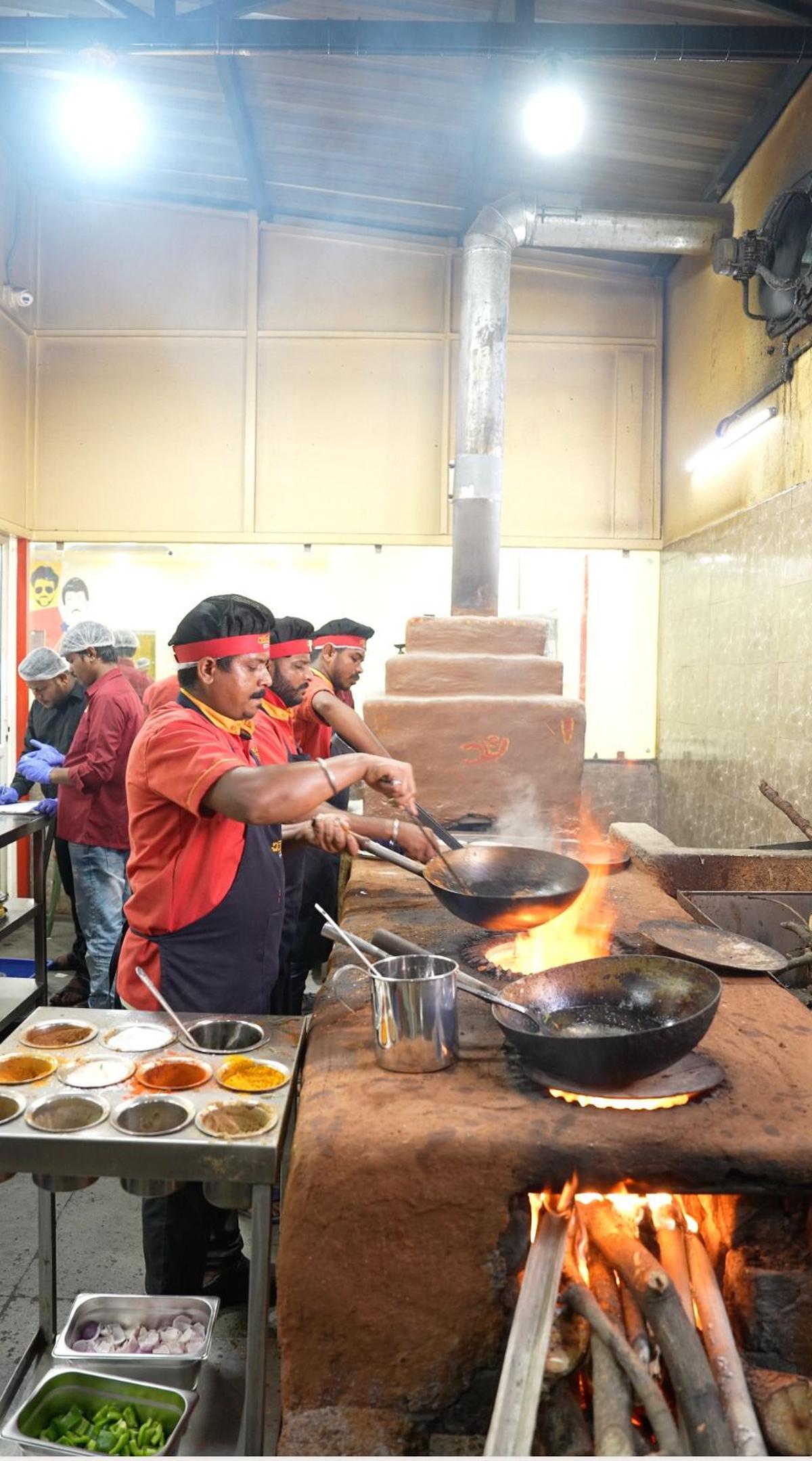 Cảnh tượng chưa từng thấy ở Ấn Độ: Khắp đường phố "xuyên không" về thời đồ đá, người dân phải dùng nguyên liệu thô sơ nhất để nấu ăn - Ảnh 3