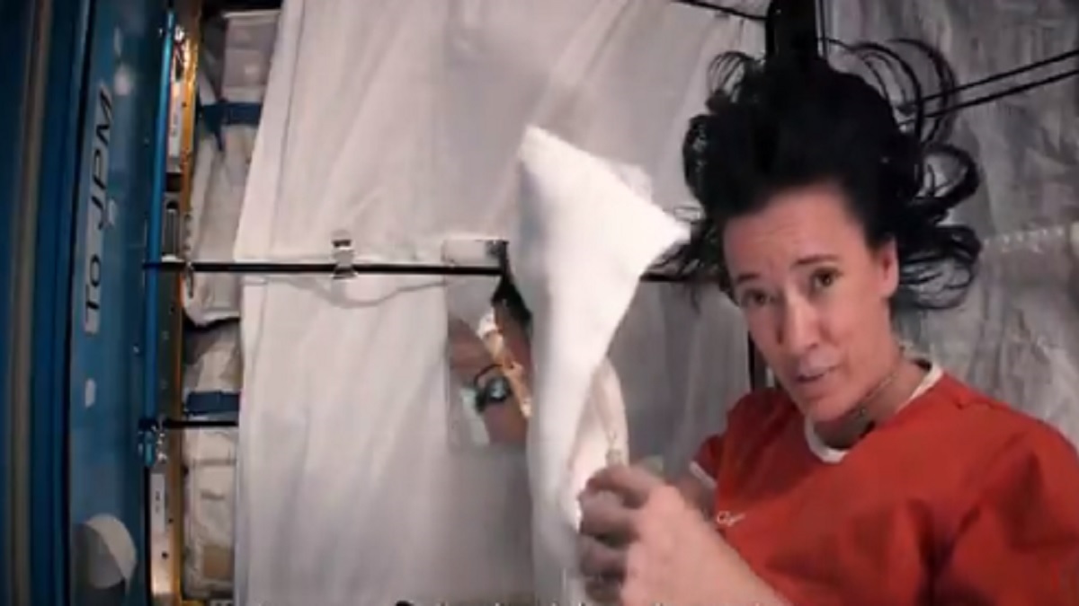 Các phi hành gia đi vệ sinh như thế nào trên tàu vũ trụ? Không giống như bạn nghĩ - Ảnh 4