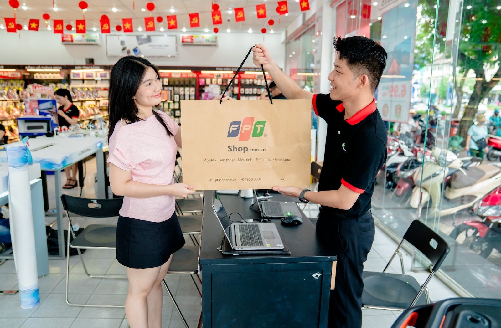 MacBook Neo mở bán ở Việt Nam giá từ 16,5 triệu - một đại lý tặng quà trị giá 5 triệu - Ảnh 2