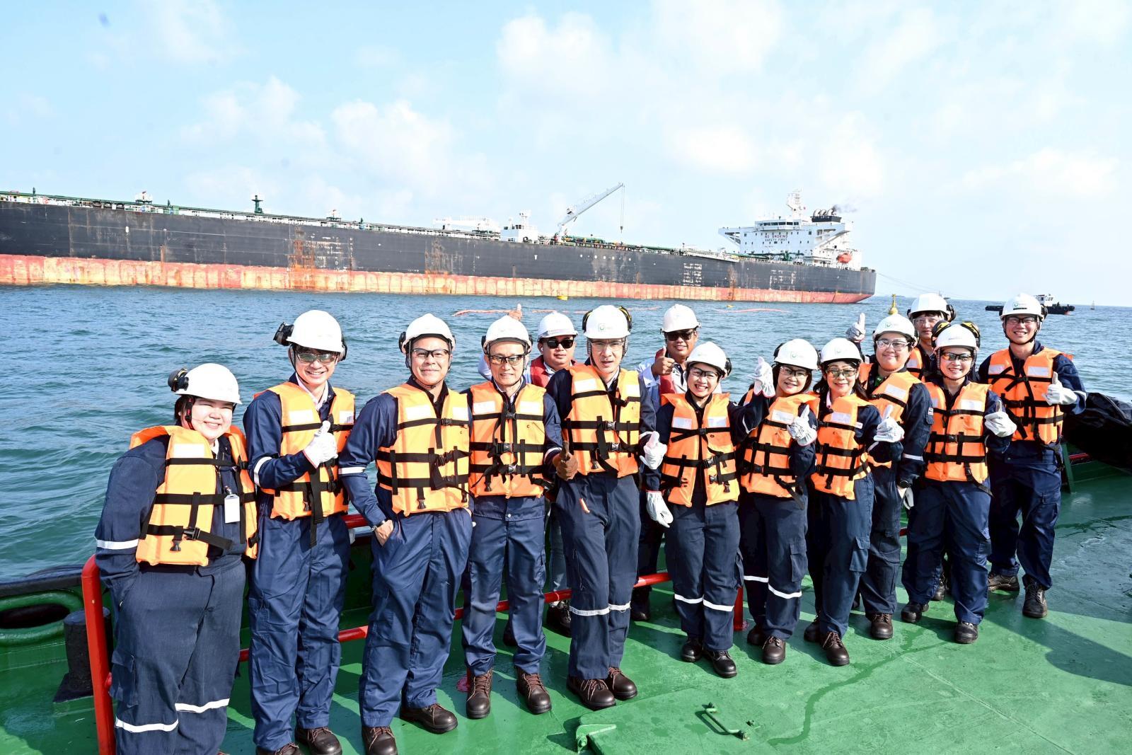 Tàu dầu chở 700.000 thùng ung dung vượt eo biển Hormuz, chính thức cập bến láng giềng Việt Nam - Ảnh 2