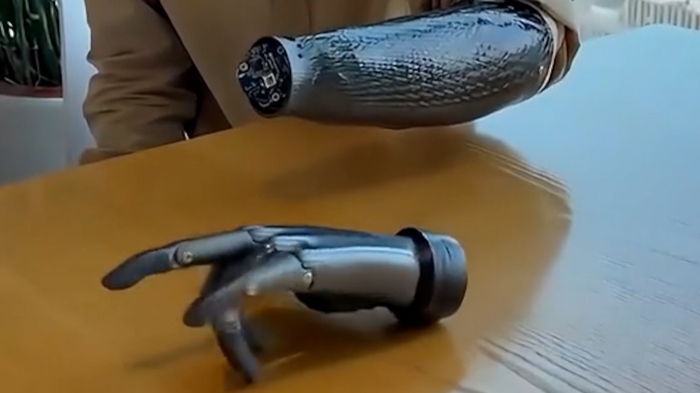 Trung Quốc lại một lần nữa khiến cả thế giới bất ngờ với cánh tay giả có thể "đọc" suy nghĩ và di chuyển linh hoạt ngay cả khi không kết nối với cơ thể người! - Ảnh 2