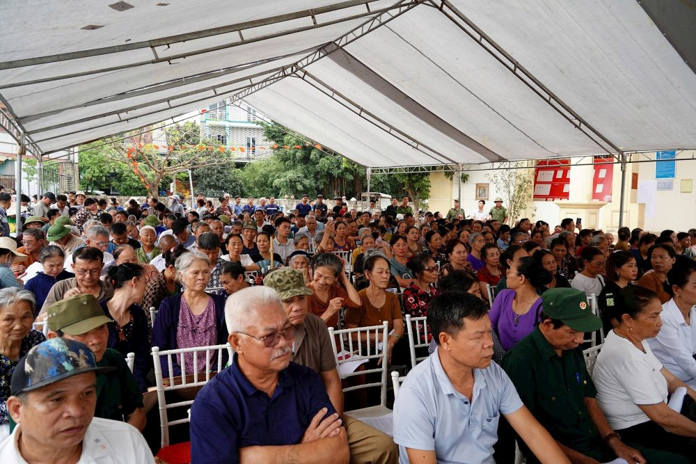 Người dân ngồi chật kín nhà văn hóa nghe thông tin giá đền bù đất tại siêu dự án Olympic 925.000 tỷ đồng có quy mô lớn nhất lịch sử Vingroup - Ảnh 1