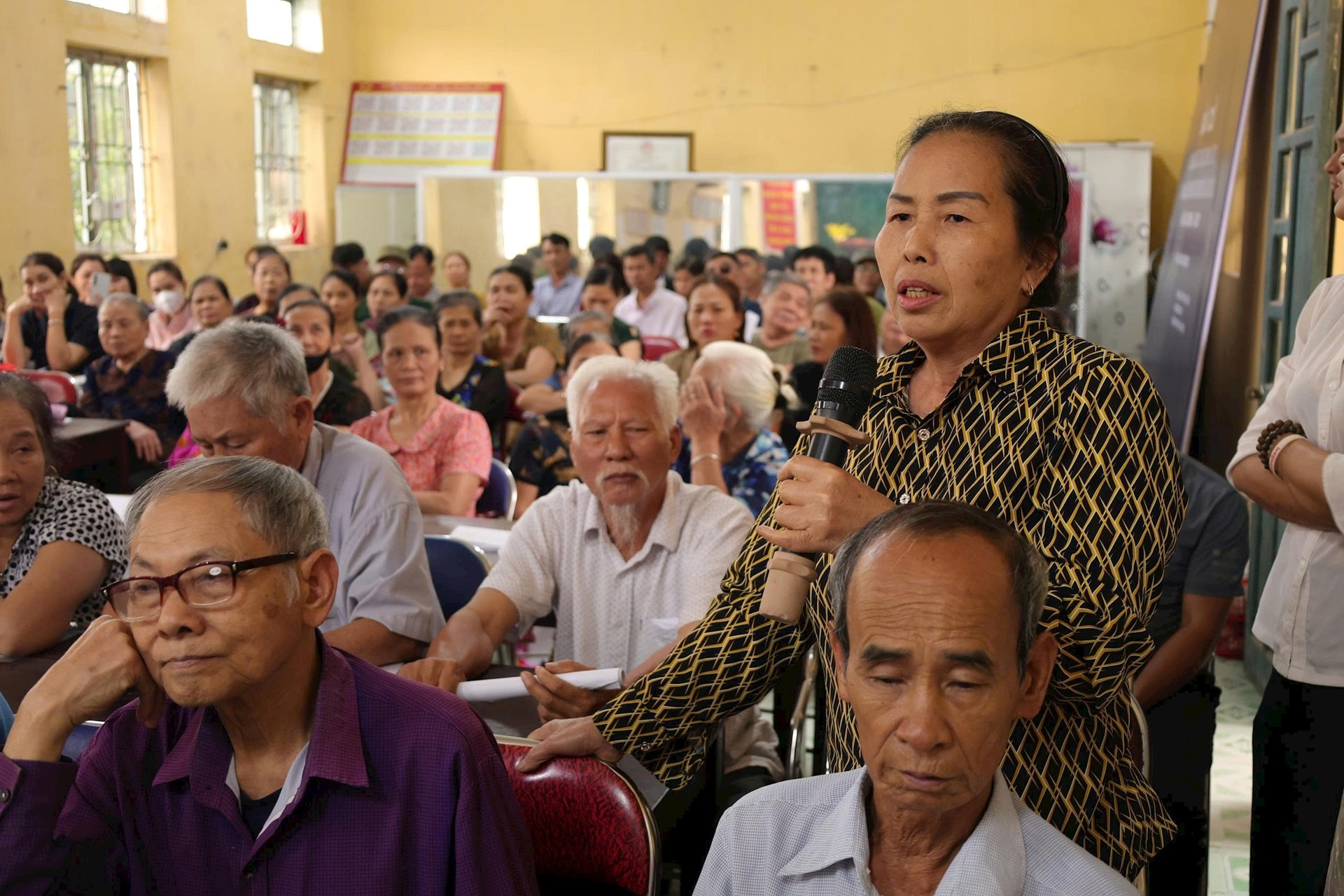 Hàng trăm người dân ngồi chật kín nhà văn hóa nghe mức giá đền bù đất tại siêu dự án Olympic 925.000 tỷ đồng có quy mô lớn nhất lịch sử Vingroup - Ảnh 1