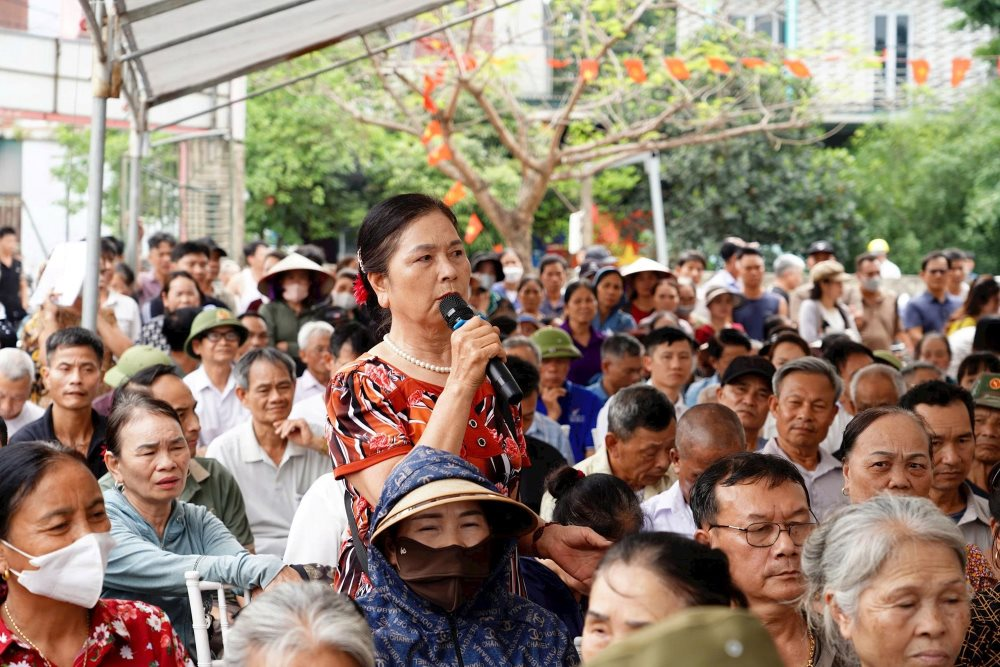 Người dân ngồi chật kín nhà văn hóa nghe thông tin giá đền bù đất tại siêu dự án Olympic 925.000 tỷ đồng có quy mô lớn nhất lịch sử Vingroup - Ảnh 2