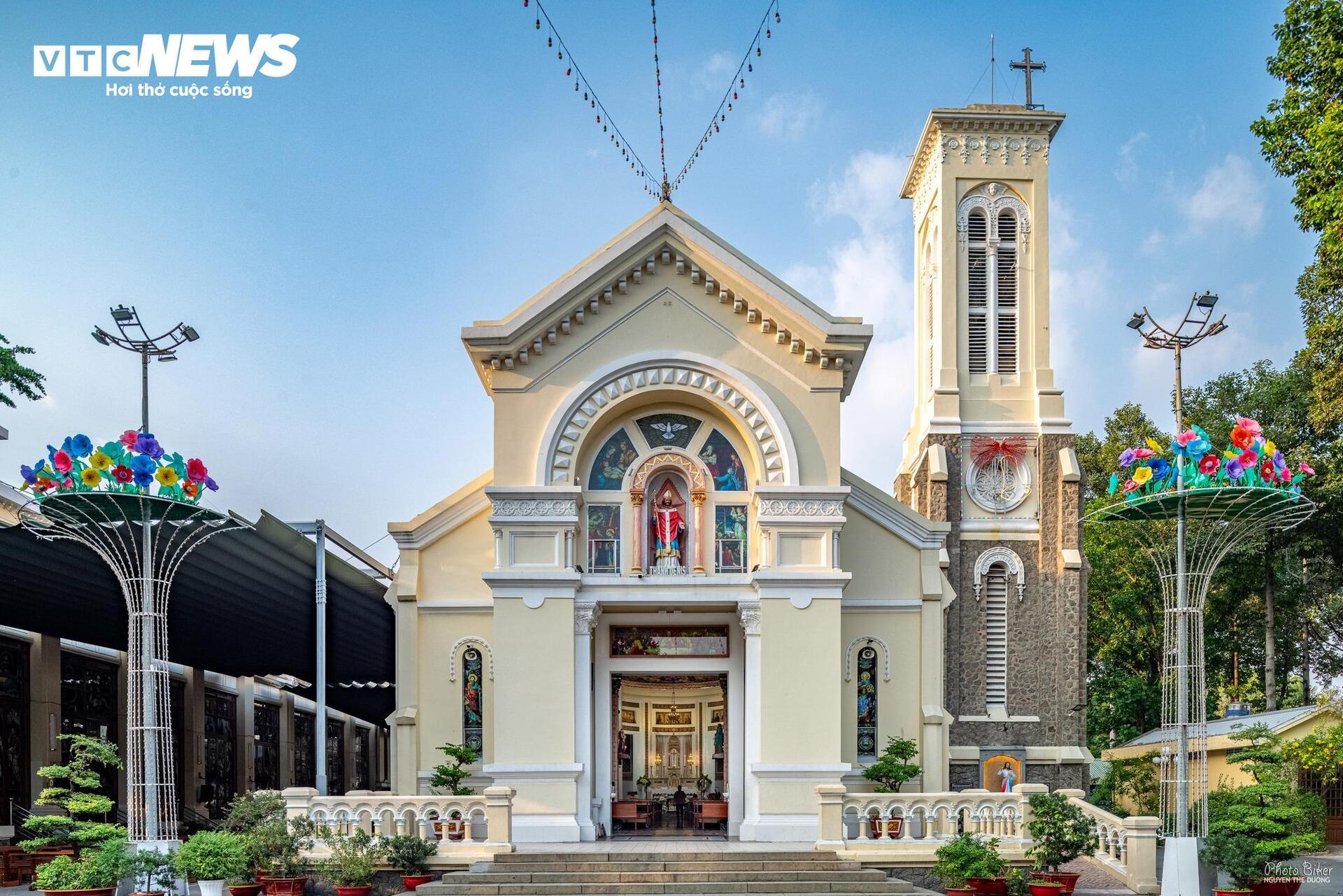 Chiêm ngưỡng thánh đường hơn 100 năm tuổi với kiến trúc độc đáo ở TP.HCM - Ảnh 1