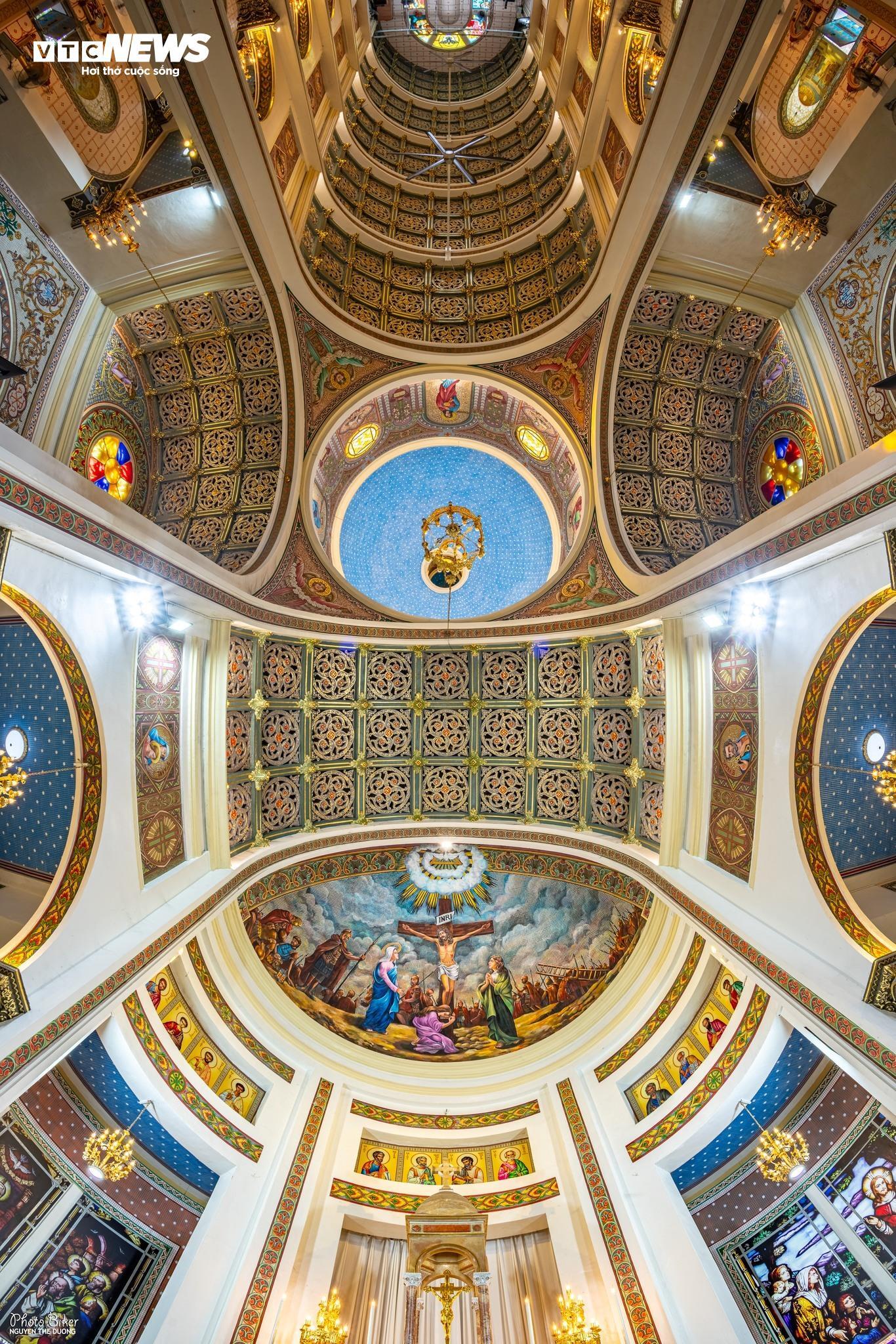 Chiêm ngưỡng thánh đường hơn 100 năm tuổi với kiến trúc độc đáo ở TP.HCM - Ảnh 10