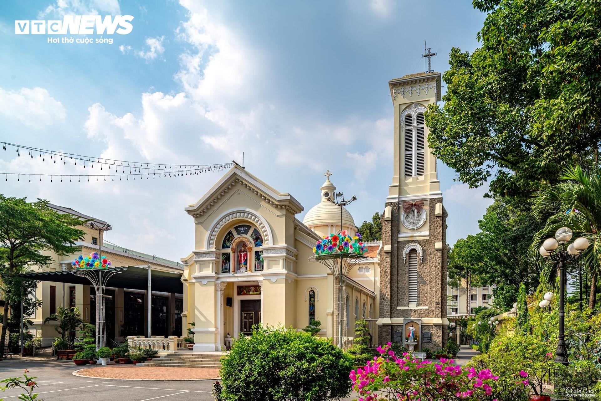 Chiêm ngưỡng thánh đường hơn 100 năm tuổi với kiến trúc độc đáo ở TP.HCM - Ảnh 15