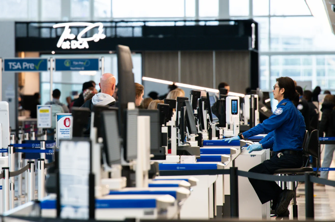 "Tôi phải bỏ bữa, vì muốn các con vẫn có thức ăn": Lời kêu cứu từ những nhân viên sân bay bị nợ lương nhiều tháng, phải đi vay nợ để sống - Ảnh 1